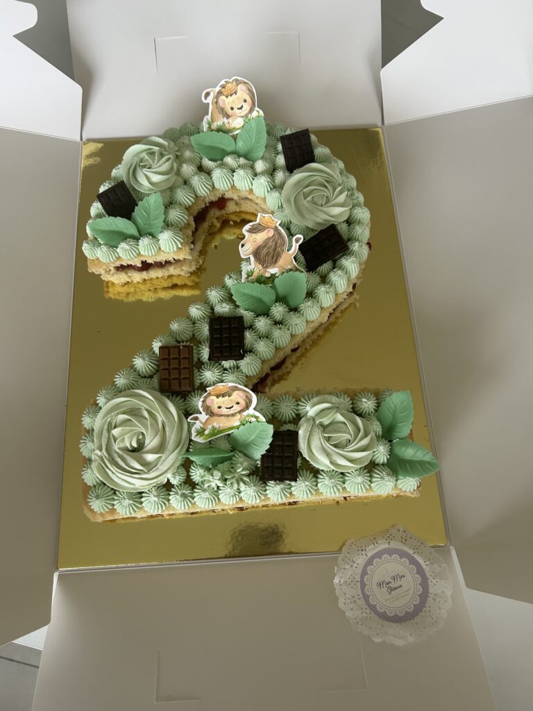 Number cake thème savane saveur fruits rouges